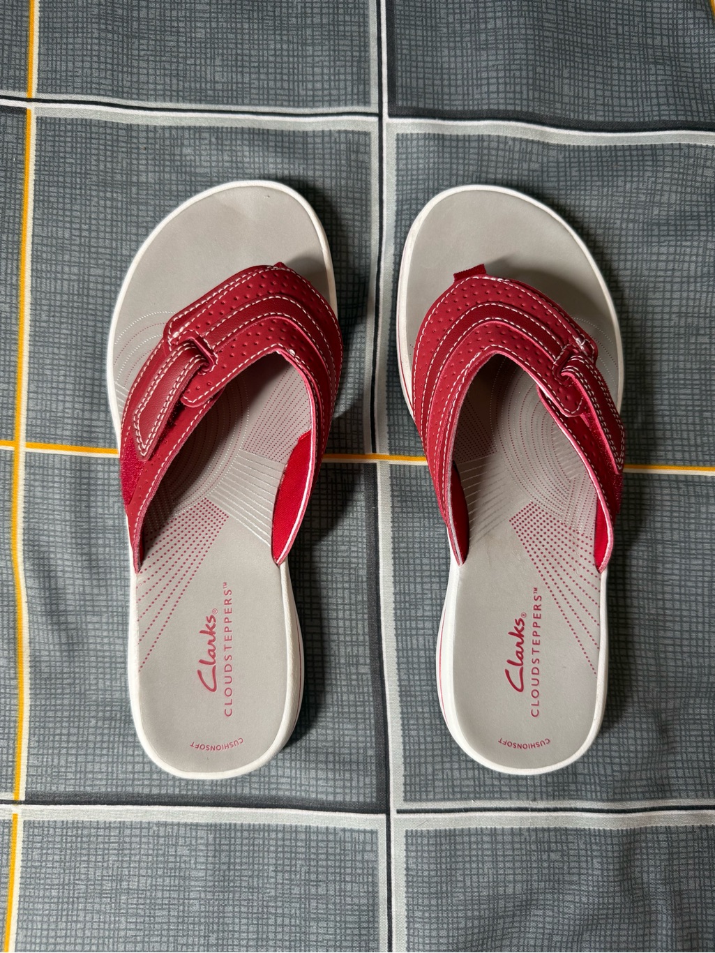 Clarks Women's Red Cloudsteppers Flip-Flop Sandals Like New Size 6